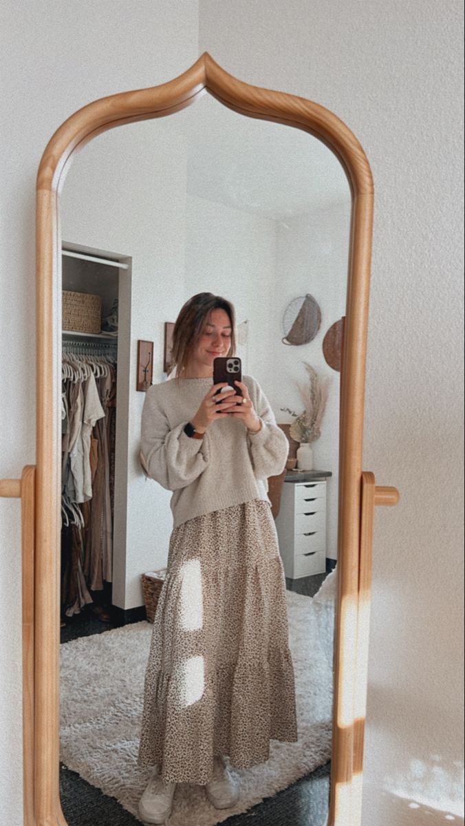 Concert Outfit Lumineers, Modest Homestead Outfits, Cold Spring Church Outfit, Christian Style Modesty, Flowy Modest Outfits, Modest Christian Aesthetic, Winter Sunday Dress, Fall Church Dresses For Women, Christian Woman Style