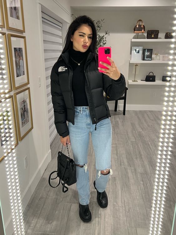 Hoodies And Jackets Outfit, Cropped North Face Jacket Outfit, How To Style A North Face Jacket, Doudoune North Face, Doudoune The North Face Outfit, The North Face Women, North Face Winter Outfits, Winter Jacket Outfits Women, The North Face Nuptse Outfit