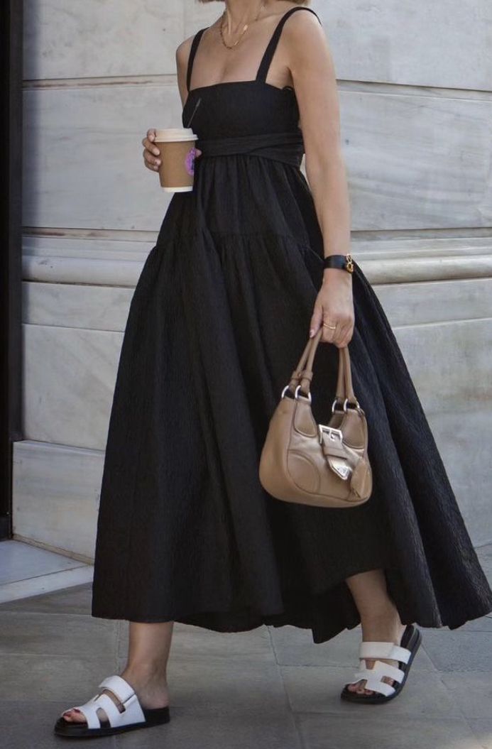 Street Style 2023, Maxi Dress Elegant, Midi Dress Outfit, Celebrity Casual Outfits, Simply Fashion, European Summer Outfits, Maxi Dress Outfit, Style 2023, Dress Looks