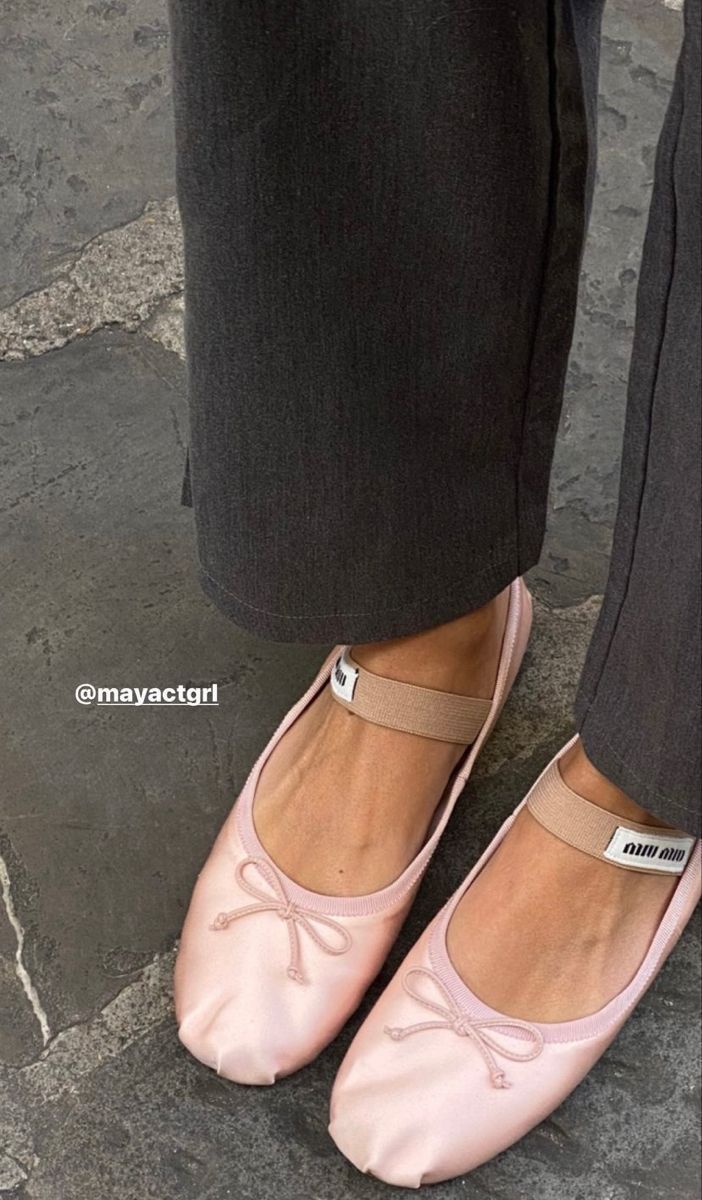 Flats Outfit Fall, Miu Miu Ballerina, Ballerina Flats Outfit, Lana Del Rey Fashion, School Outfits Autumn, Balletcore Fashion, Aesthetic Ballerina, Ballet Core Aesthetic, Miu Miu Ballet