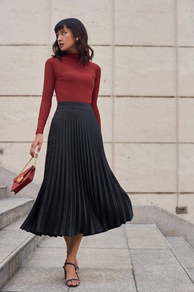 Modest Old Money Outfits, Fem Style, Satin Pleated Skirt, Pleated Skirt Outfit, Long Sleeve Cotton Tops, Long Skirt Outfits, Pleated Long Skirt, Spring Clothes, Black Pleated Skirt