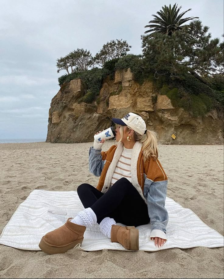 Fall Beach Town Outfits, Beach Bonfire Outfit Winter, Fall Cozy Aesthetic Outfits, Boho Winter Aesthetic, Winter Beach Trip Outfits, Idaho Winter Outfits, Fall In Maine Outfits, Fire Pit Outfit, Pnw Beach Outfit