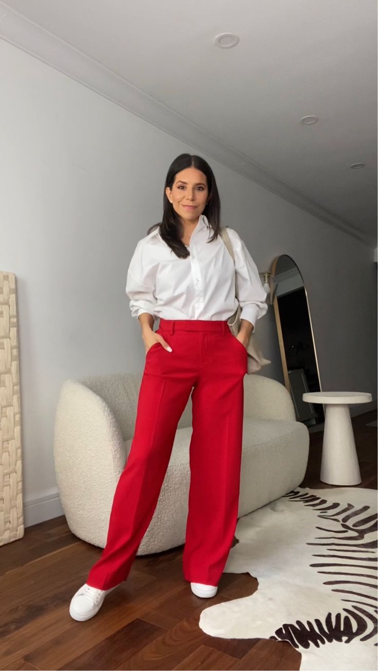 Outfit Pantalon Rojo, Dresses With Sneakers, Red Shirt Outfits, Red Outfits For Women, Red Pants Outfit, Red And White Outfits, Red Wide Leg Pants, Style Bleu, Classy Outfits For Women