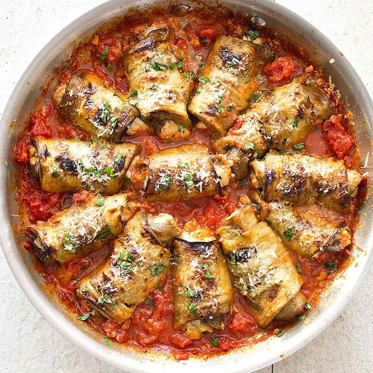 a pan filled with chicken and tomato sauce