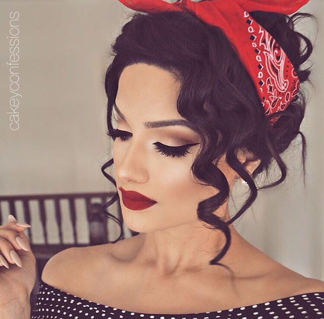 Pinup makeup @vanababy23 Maquillage Pin Up, Stile Pin Up, Cabelo Pin Up, Bandana Hairstyles Short, Pin Up Makeup, 50s Hairstyles, Rockabilly Hair, Smink Inspiration, Pin Up Hair