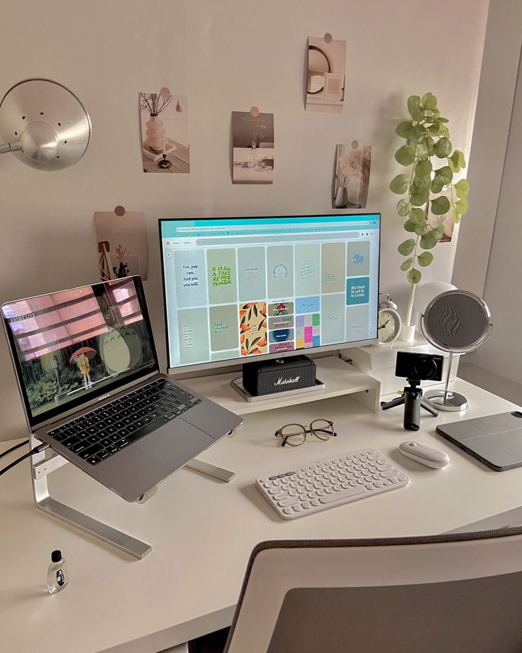 Work from home desk setup aesthetic Desktop Monitor Setup, Desk Setup With Monitor, Work Desk Organization, Monitor Desk, Cozy Desk, Study Desk Decor, Computer Desk Setup, Desk Layout, Work Office Decor