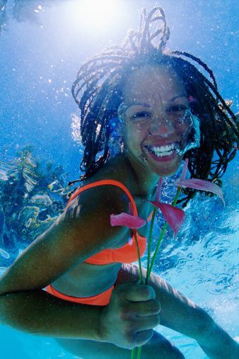 With Memorial Day being the unofficial start of summer, (and a reader request!), I wanted to talk about swimming and locs. I guarantee that a pool—or some body of water in which to swim—will make a… Locs Products, Flowers Underwater, Mermaid Romance, Woman Holding Flowers, Authentic Woman, Underwater Pictures, Summer Swimming, Body Of Water, Black Femininity