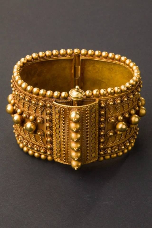 Vintage 22kt Gold Bracelet, Bangles Jewelry Designs, Gold Bangles Design, India Jewelry, Ancient Jewelry, Bangle Designs, South India, Tamil Nadu, Traditional Jewelry