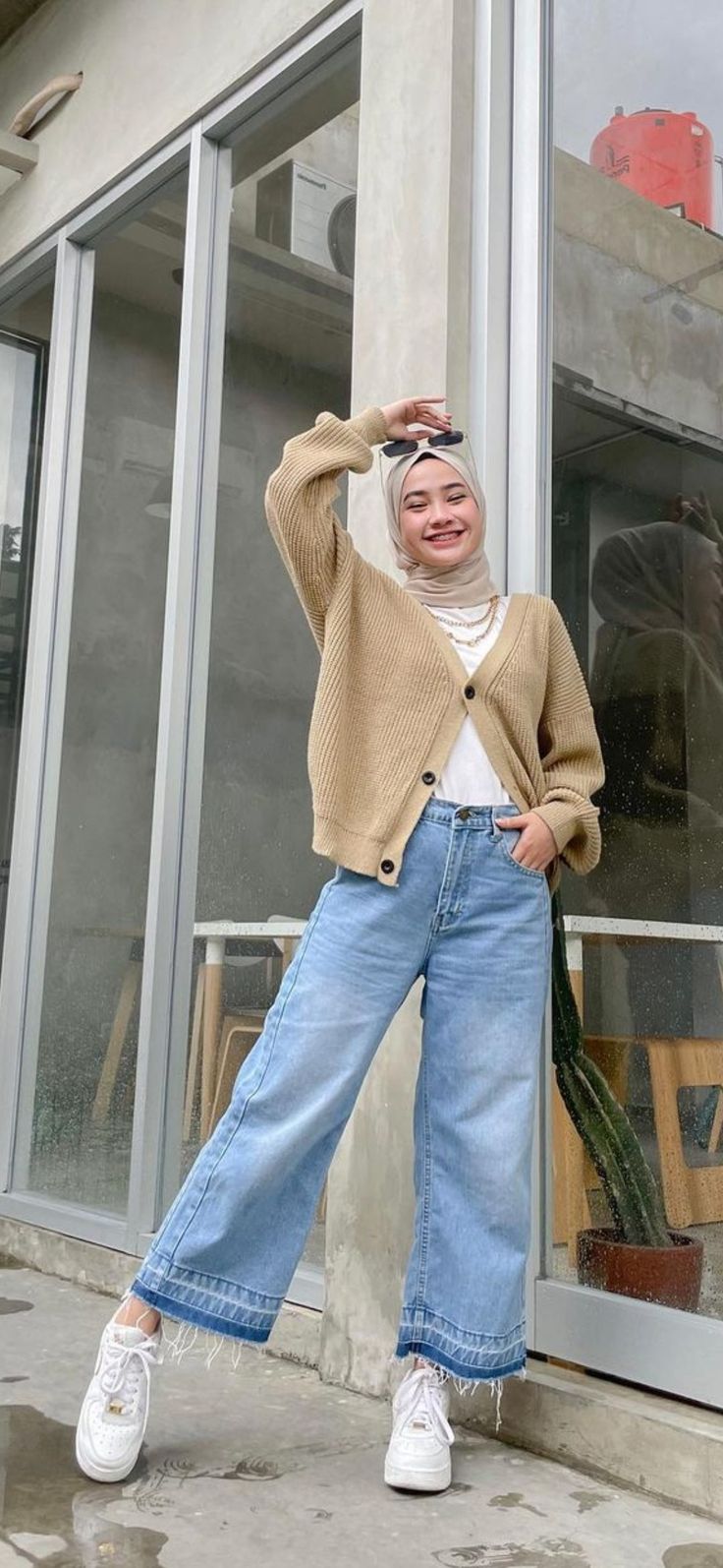 Blue Wide Leg Jeans Outfit Aesthetic, Wide Jeans Outfit Hijab, Loose Jeans Outfit Hijab, Blue Jeans Outfit Hijab, Wide Leg Jeans Outfit Hijab, Hijabi Jeans Outfit, Blue Flared Jeans Outfit, Outfits With Wide Leg Jeans, Ootd Hijab Casual Simple