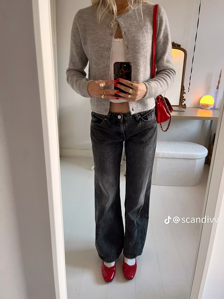 20s Casual Fashion, Red Flats Outfit, Outfits With Grey Cardigan, Red Shoes Outfit, Low Rise Jeans Outfit, Chica Chola, Red Ballerinas, Office Vibes, Ballerina Outfit