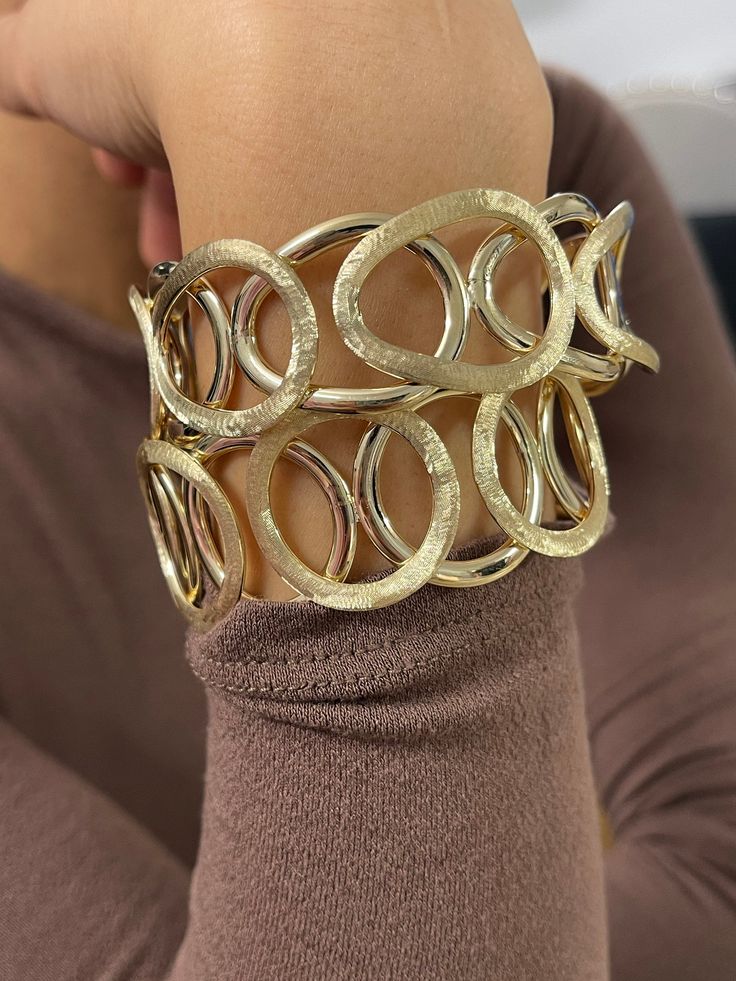 𝓦𝓮𝓵𝓬𝓸𝓶𝓮 𝓽𝓸 𝓛𝓲𝓸𝓷𝓱𝓮𝓪𝓻𝓽 𝓳𝓮𝔀𝓮𝓵𝓻𝔂 𝓢𝓱𝓸𝓹 ♥ Our Gorgeous and Fancy Statement Cuff Bracelets, with High Polished and Satin Finish Round or oblong Links, Crafted in 14K Italian Gold. These beauties are statement pieces. Bangles are made to order in measurements listed with a link security lobster clasp. Comes in 2 Variations. Style 1: Oblong Link Cuff Measurements: 24 mm Width Style 2: Round Link Cuff Measurements: 27.5 mm Width 𝓘𝓽𝓮𝓶 𝓓𝓮𝓽𝓪𝓲𝓵𝓼 ♥ Made to Order ♥ Arrive Elegant Metal Open Cuff Bracelets, Elegant Open Cuff Metal Bracelet, Luxury Metal Evening Cuff Bracelet, Luxury Cuff Bangle Bracelet For Party, Luxury Yellow Gold Cuff Bracelet For Party, Luxury Cuff Bracelet For Parties, Gold Open Cuff Bracelets For Party, Elegant Cuff Bracelets For Party, Yellow Gold Cuff Jewelry For Party