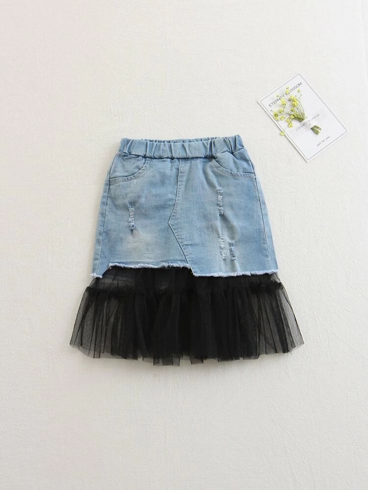 Denim Skirts Online, Denim Skirt Outfits, Casual Skirt Outfits, Distressed Denim Skirt, Denim Skirts, Creation Couture, Girls Denim, Denim Overalls, Casual Skirt