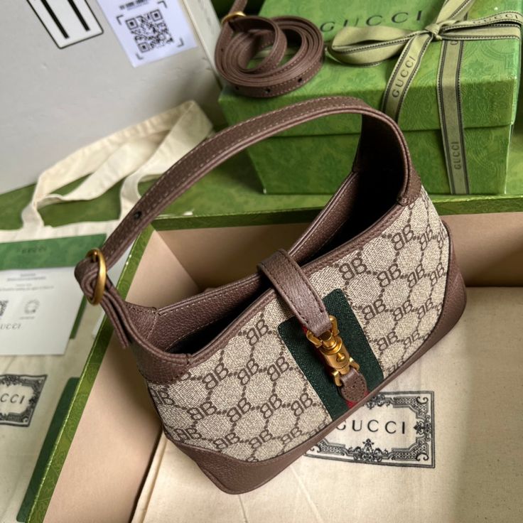 Size: (19x 13x 3cm)It comes with Dust box, Care manual, Tag and Paper bag. Luxury Bag, Trendy Tote, Evening Clutch Bag, Cute Bag, New Handbags, Tote Backpack, Fashion Statement, Evening Bags, Gucci Bag