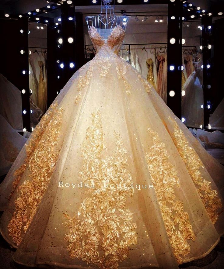 Vestido Dourado muito lindo! Princess Style Wedding Dresses, Punk Mode, Gold Wedding Dress, 파티 드레스, Party Kleidung, فستان سهرة, Beauty Dress, Quince Dresses, A Wedding Dress