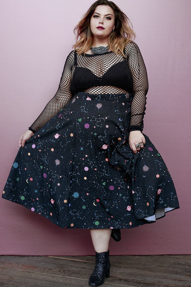 Plus Size Hot Topic, Goth Skirt Outfit Plus Size, Fishnet Stockings Outfit Dresses, Plus Size E Girl, Plus Sized Alternative Fashion, Plus Size Punk Fashion, Enby Style, Fishnet Stockings Outfit, Plus Size Posing