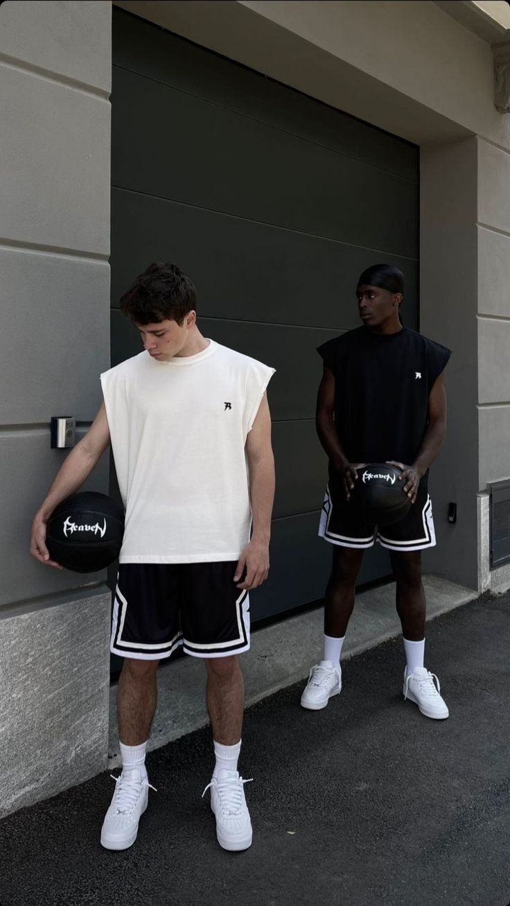 Basketball outfits. Sports outfit. Black and white. Sleeveless Shirt Outfit Men, Basketball Shorts Outfit, Sportwear Outfit, Basketball Outfits, Sport Fashion Man, Outfit Black And White, Streetwear Photoshoot, Moda Academia, Sports Outfit