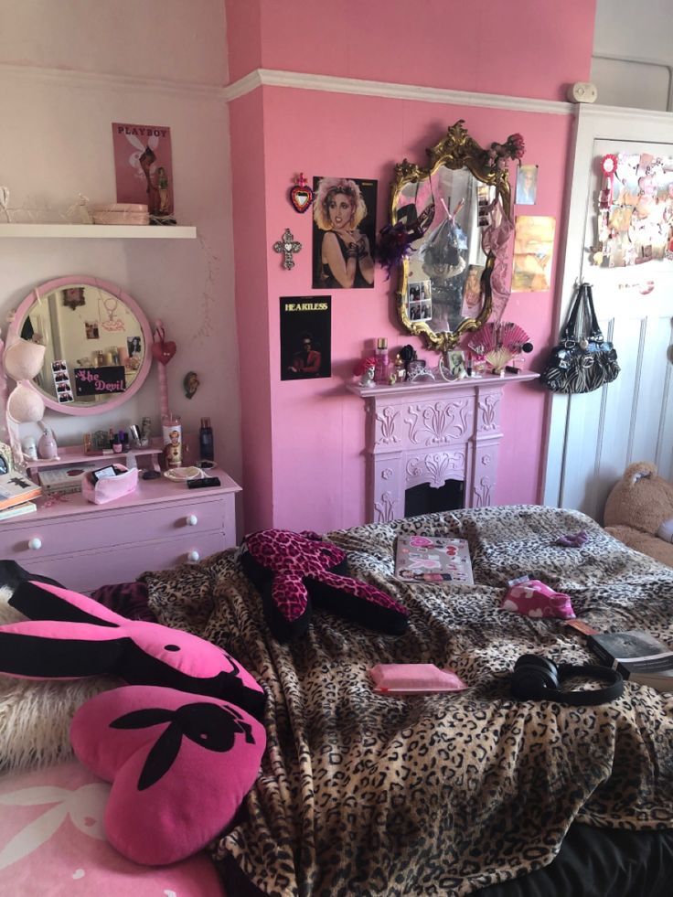 Y2k bedroom 2000s pink mean girls playboy clueless Jennifer’s body Y2k Room Ideas, 2000s Bedroom, 2000s Room, Y2k Bedroom, Y2k Room, Girly Room, Cute Bedroom Decor, Pretty Room, Dreamy Room