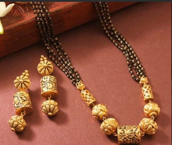 Long Gold Mangalsutra Designs, Long Gold Mangalsutra, Mangalsutra Designs Gold, Diamond Mangalsutra Designs, Thali Mangalsutra, Black Beads Chain, Chand Bali, Black Beads Mangalsutra Design, Diamond Pendants Designs