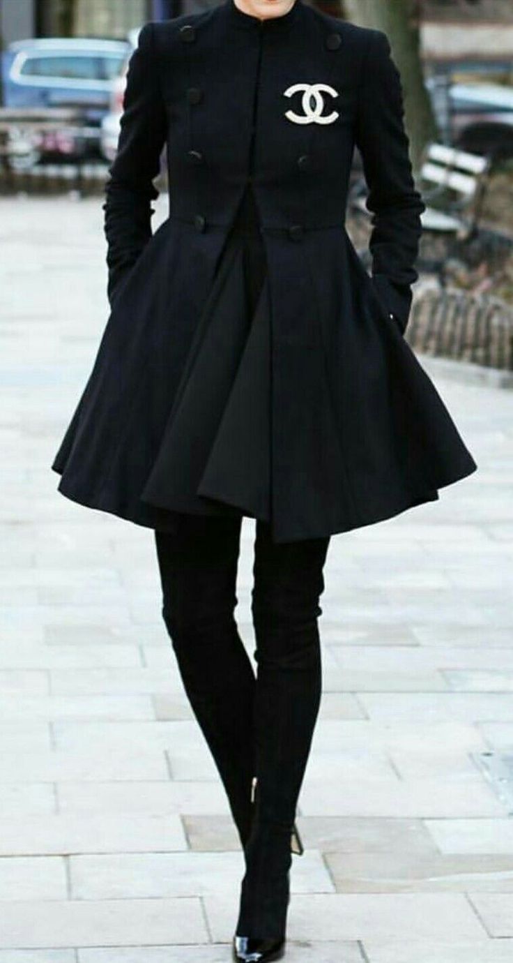 Past season style ideas | Alice & Olivia Coat worn with Chanel Pin. Broche Chanel, Chanel Pins, Chanel Coat, Chanel Fashion Show, Woman In Black, Chanel Outfit, Mode Chanel, Chanel Inspired, Chanel Couture