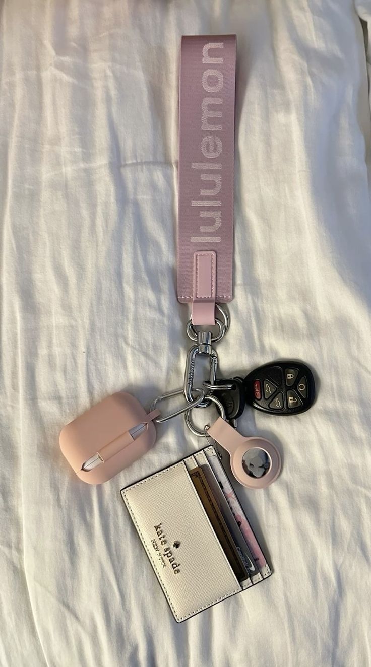 Keychain Lanyard Aesthetic, Car Keys Lululemon, Phone Accessories Aesthetic, House Keychain Ideas, Elegant Car Accessories, Girly Car Keys, Airpod Keychain Aesthetic, Classy Car Decor, Lulu Lemon Keychain Aesthetic