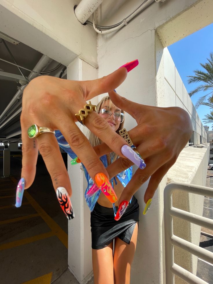 giant hand perspective photo Colorful Nail, Nail Pictures, 사진 촬영 포즈, Nail Photos, Instagram Nails, Rainbow Nails, Festival Nails, Nail Studio, Fire Nails