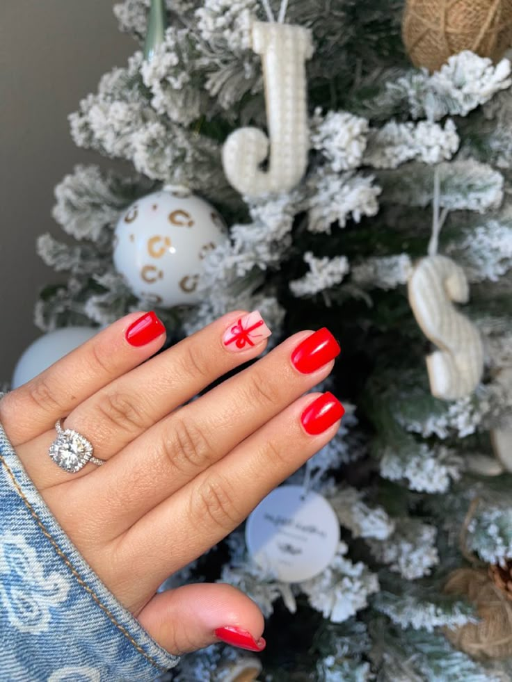 Rounded Christmas Nails, Winter Nail Ideas Dip Powder, Christmas Nails 2023 Dip, Christmas Nails Acrylic Round, Short Dip Christmas Nails, Red Holiday Nails Short, Bright Red Christmas Nails, December Dip Nails Christmas, Red Gel Nails Short Design