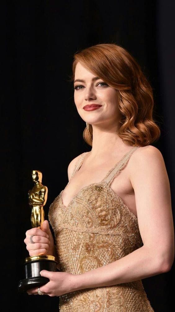 the actress is posing with her oscar award for best performance in a supporting role on stage