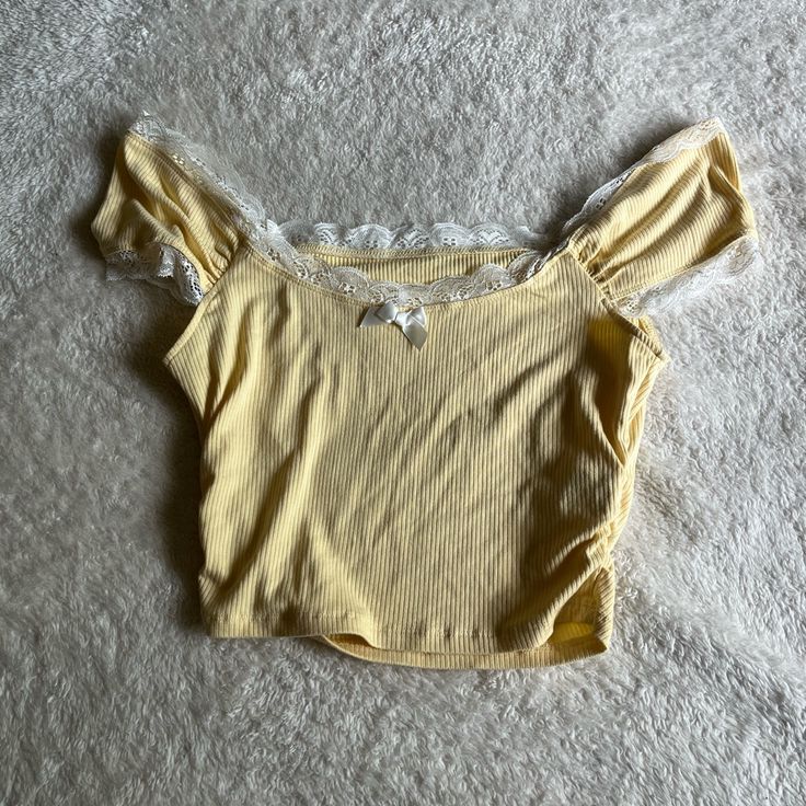 Never Worn Cute Yellow Stretch Tops, Cute Stretch Yellow Tops, Yellow Stretch Cotton Top, Cute Yellow Summer Tops, Mustard Stretchy Summer Top, Fitted Mustard Top For Spring, Cute Fitted Yellow Tops, Yellow Cotton Spring Tops, Fitted Yellow Cotton Top