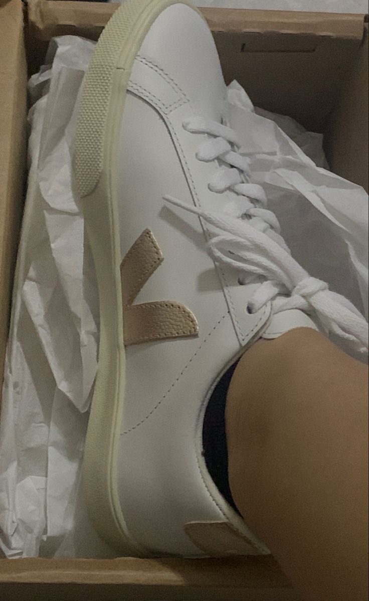 #veja #sneakers #aesthetic #fashion #instagram #platine #gold Sneakers Aesthetic, Veja Sneakers, Aesthetic Fashion, Me Too Shoes, Sneakers, Leather, Gold, White, Quick Saves