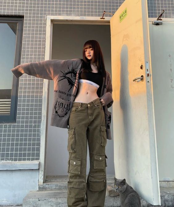 Female Outfits Streetwear, Cute Gucci Outfits, Streetwear Outfit Summer Female, Paris Streetwear Fashion, Louis Vuitton Fits, Aesthetic Y2k Fashion, Female Streetwear Outfits Summer, Subversive Basics Outfits, Acubi Fashion Jewelry