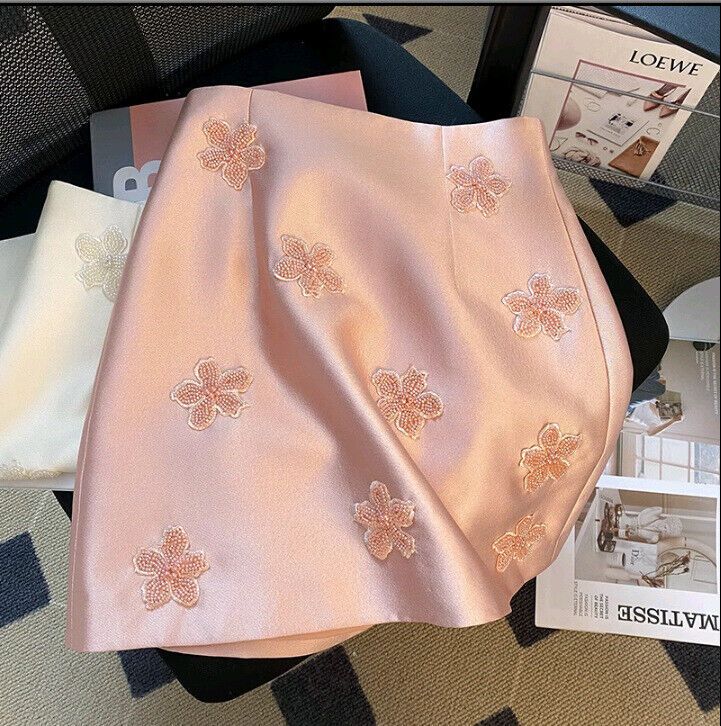 Add some flower power to your summer wardrobe with this gorgeous beaded flowers slim-fit sheath skirt. Perfect for a casual day out, this charming pink skirt is made with a micro-elastic fabric for a slimming effect. Zipper closure and high-rise waist for a secure fit. Embrace the summer vibes with this beautiful skirt! #SummerFashion #BeadedFlowers #SlimFitSkirt #FlowerPower #WomensFashion 😍🌸🌺 Floral Bodycon, Looks Party, Flower Skirt, Bodycon Skirt, Embroidery Fashion, Body Con Skirt, Looks Vintage, Types Of Skirts, Fashion Sewing