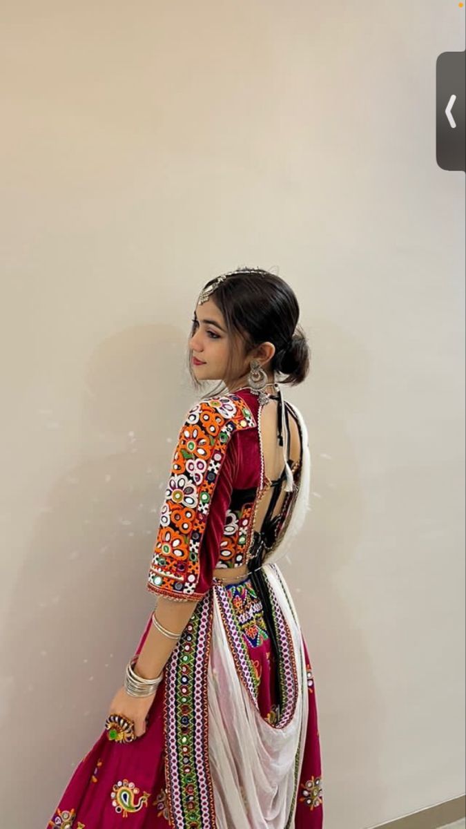 Garba Outfit Poses, Navratri Girls Look, Garba Poses Solo, Navratri Photoshoot Poses, Poses For Navratri Photoshoot, Gujarati Traditional Dress, Navratri Poses At Home, Navratri Poses For Women, Garba Aesthetic Outfit