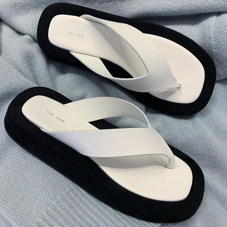 The Row By The Olsens on Instagram: “Evident of the pair's Japanese inspiration, The Row's Ginza flip flops are named after Tokyo's famous shopping district. 📸 Photo by…” Flip Flops Women, White Flip Flops, Basic Heels, Slippers Summer, Ladies Sandals, Fur Shoes, Beach Slippers, Platform Slides, Elegant Shoes