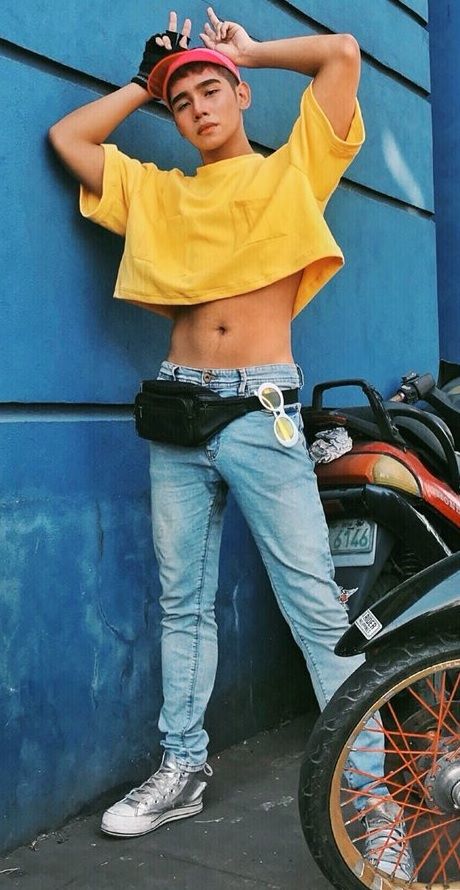 Male crop top Twink Fashion, Mode Queer, Mens Crop Tops, Crop Top Men, Male Inspiration, Gay Outfits, Boys In Crop Tops, Male Crop Top, Mens Crop Top