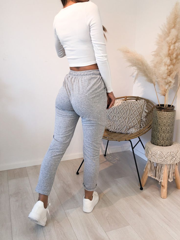 #joggers #jogging #joggerpants #jogginghose #loungewear #graue #grey #grau #jogging #homeoutfit #zuhause #look #gemütlich Jogging Outfit, Lounge Outfits, Lounge Outfit, Oversized Hoodies, Sweater Oversized, Sweater Crop, Print Sweater, 30 Years Old, Jogger Pants