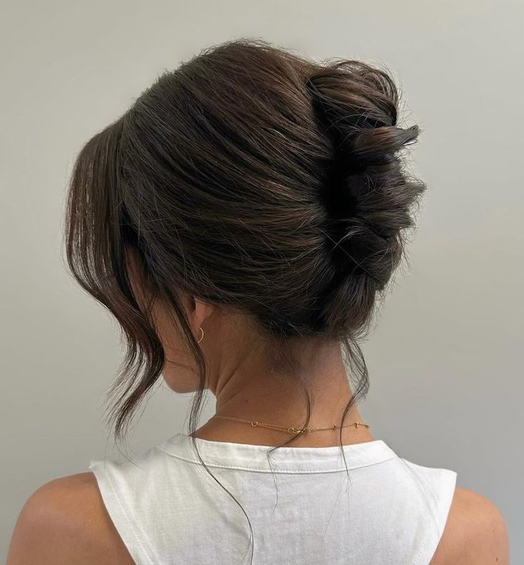 Stylish Messy French Twist Loose French Twist Updo, Maid Of Honor Hairstyles, Moh Hair, Maid Of Honor Hair, Modern French Twist, Bridesmaid Hair Inspo, High Bun Hair, French Twist Updo, Wedding Hair Up