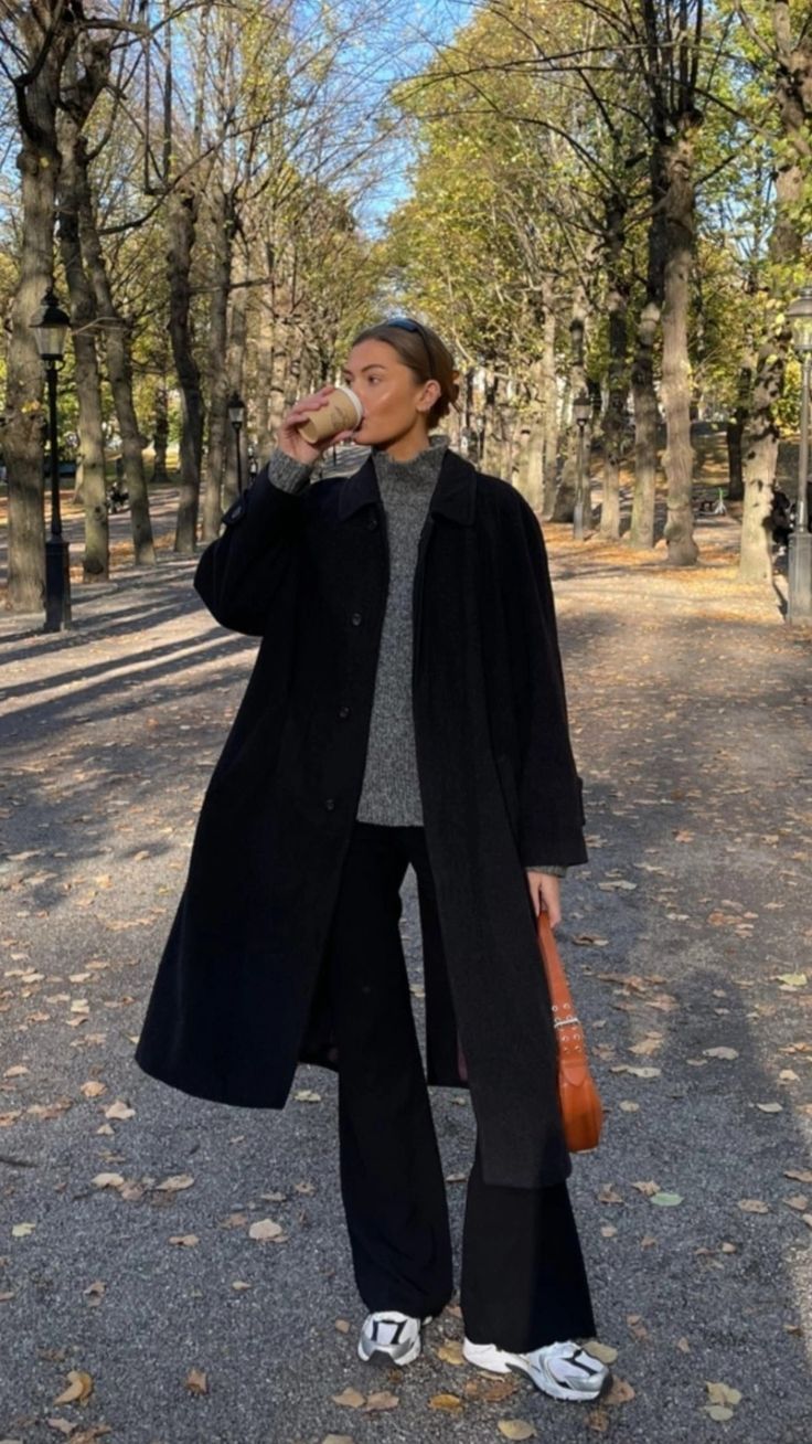 Vinter Mode Outfits, Look Adidas, Skandinavian Fashion, Europe Outfits, Scandinavian Fashion, Coat Outfits, Mode Inspo, Looks Chic, 가을 패션