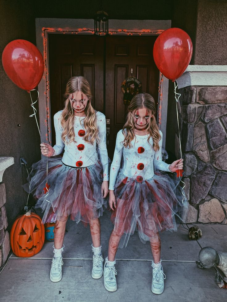 Pennywise Halloween Costume, Spooky Craft, Halloween Costumes Women Scary, Scary Clown Costume, Strašidelný Halloween, Spooky Diy, Halloweenský Makeup, Clown Halloween Costumes, Cute Group Halloween Costumes