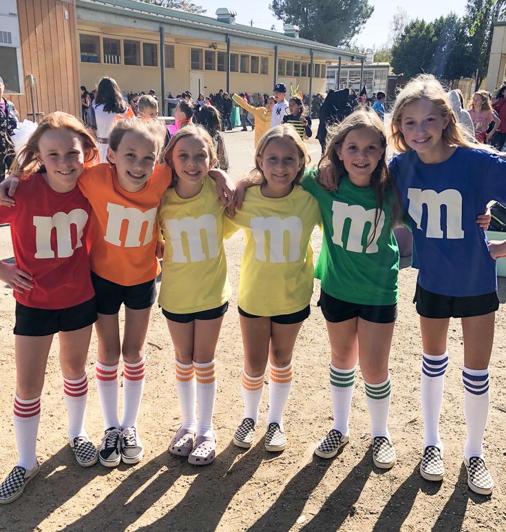 Mnm Halloween Costume, Matching Cosplay, Bff Costumes, M&m Costume, Team Halloween Costumes, Dance Friends, Halloween Costumes For Family, Easy Girl, Costume Carnaval