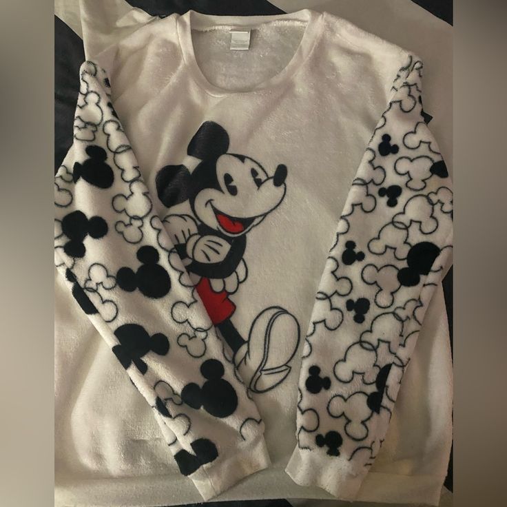 Fuzzy And Cozy Disney Mickey Mouse Sweatshirt Nwot Size : Large 11-13. Like For Price Drop Or Send Me An Offer !! Disney White Sweatshirt With Cartoon Print, Disney White Cartoon Print Sweatshirt, White Disney Cartoon Print Sweatshirt, White Disney Graphic Print Sweatshirt, Cute Winter Mickey Mouse Sweatshirt, Cute Mickey Mouse Winter Sweatshirt, Cute Minnie Mouse Crew Neck Sweatshirt, Cute White Mickey Mouse Sweatshirt, White Disney Character Print Sweatshirt