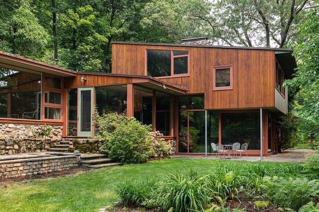 the exterior of a modern home in the woods