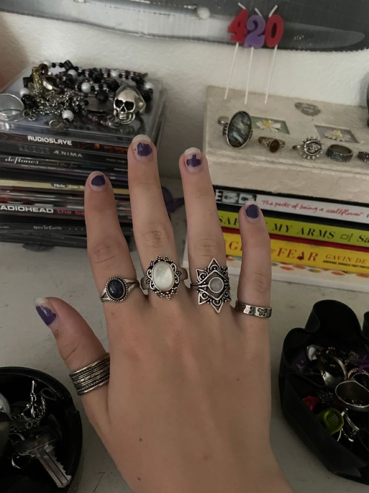 Grunge Jewellery Aesthetic, Ring Sets Aesthetic, Grunge Rings Aesthetic, Grunge Rings, Lots Of Rings, Grunge Jewellery, Grunge Ring, Rings Ideas, Indie Jewelry