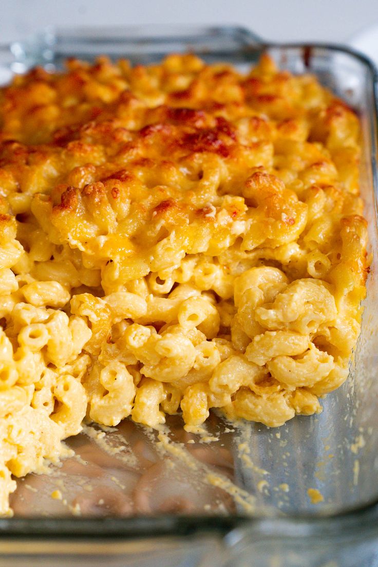 macaroni and cheese casserole in a glass dish