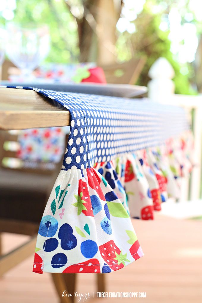 the table cloths are lined up on top of each other