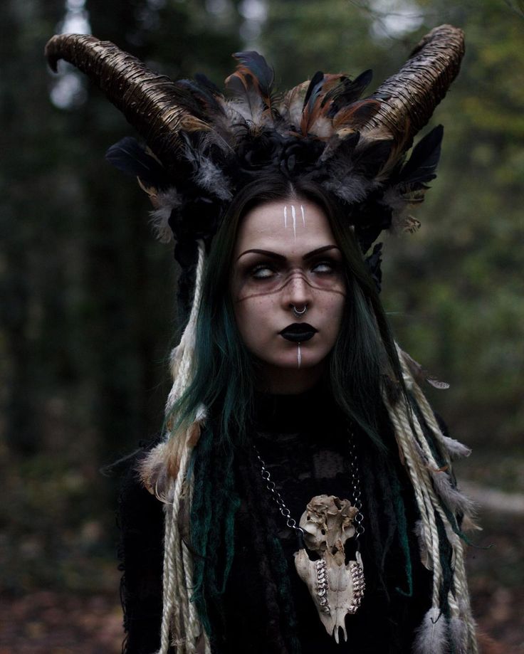 4,516 Likes, 76 Comments - 𝐍𝐞𝐥𝐥 (@livkae_) on Instagram: “Sorceress from the deep, dark woods 🌙 I love this look so much ! I was like 10m away from the path…” Dark Viking Costume, Dark Forest Witch Outfit, Dark Forest Witch Costume, Woods Witch Costume, Wood Witch Costume, Dark Forest Fairy Costume, Dark Faerie Costume, Pagan Makeup Witch, Dark Witch Outfit