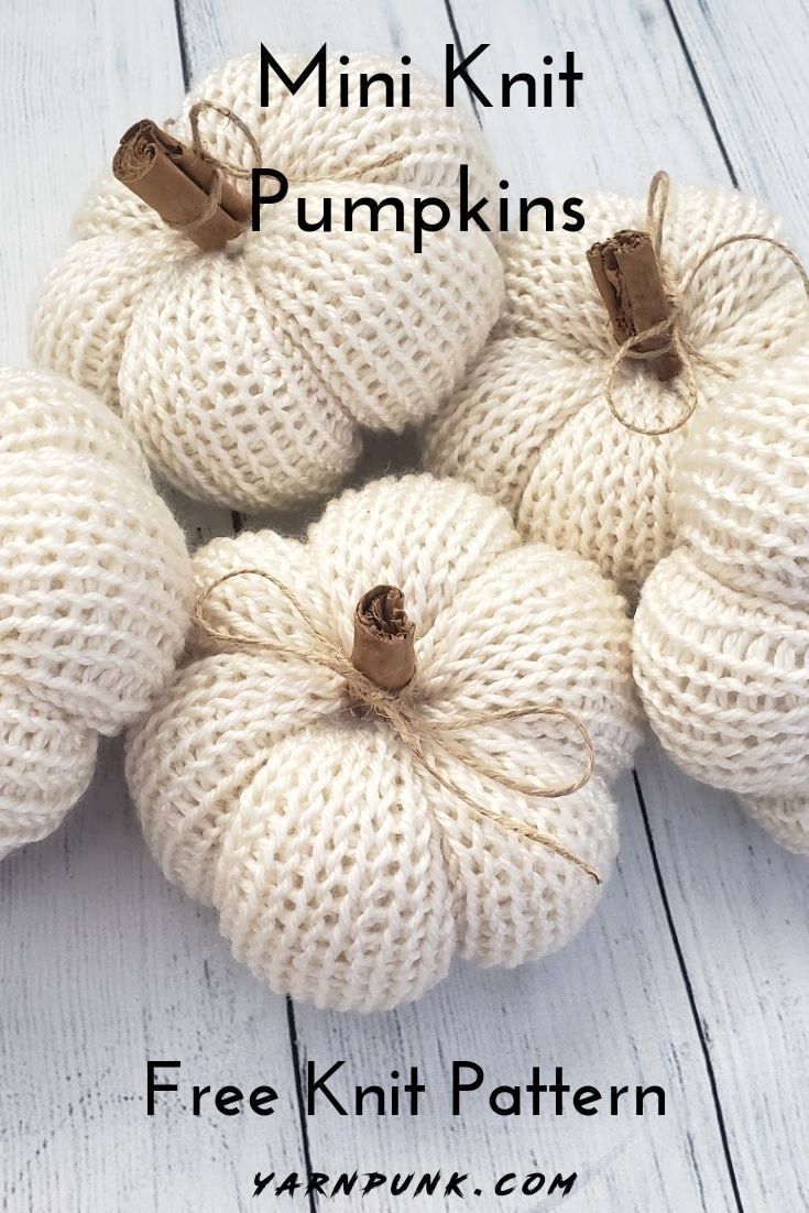 knitted pumpkins are arranged on a wooden surface with text overlay that reads, mini knit pumpkins free knitting pattern