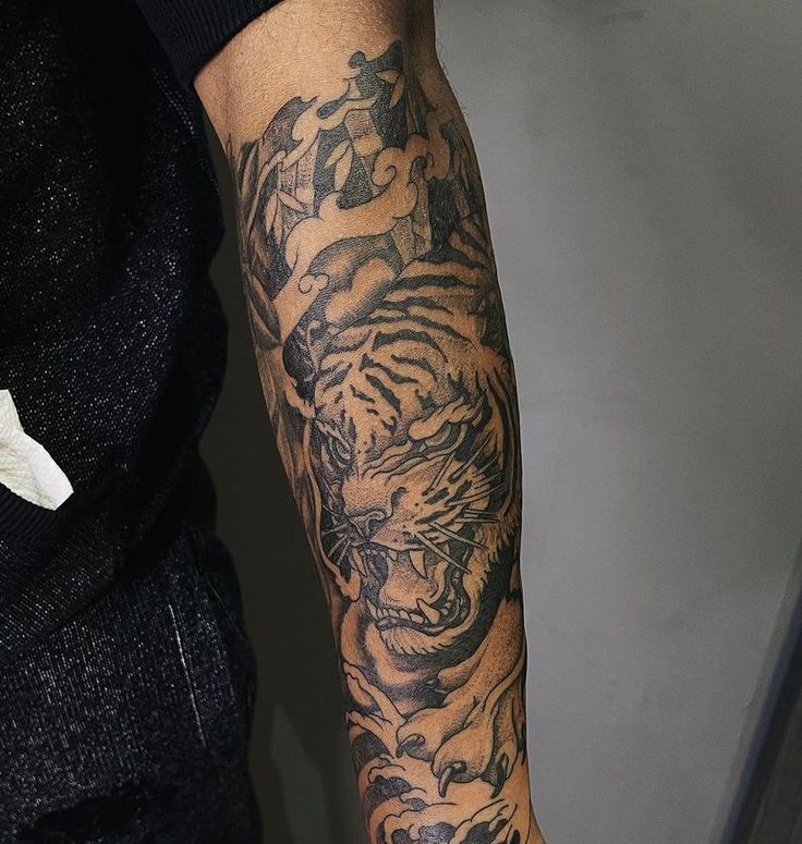 Pin: relajadaaa Japanese Arm Sleeve Tattoo For Men, Tiger Arm Tattoo Men, Chinese Arm Tattoo, Forearm Tiger Tattoo, Tiger Sleeve Tattoo, Tigres Tattoo, Tiger Forearm Tattoo, Dragon Tattoo Arm, Underarm Tattoo