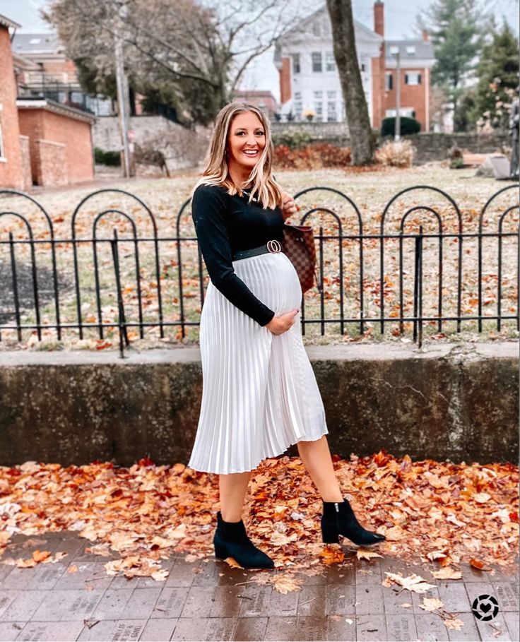 Bump Friendly Holiday Outfits, Dressy Winter Maternity Outfits, Modest Maternity Outfits Winter, Dinner Outfit Pregnant, Christmas Outfit For Pregnant Women, Pregnant New Years Outfit, Pregnant Outfits Dressy, Pregnancy Holiday Outfits, Pregnancy Christmas Outfit