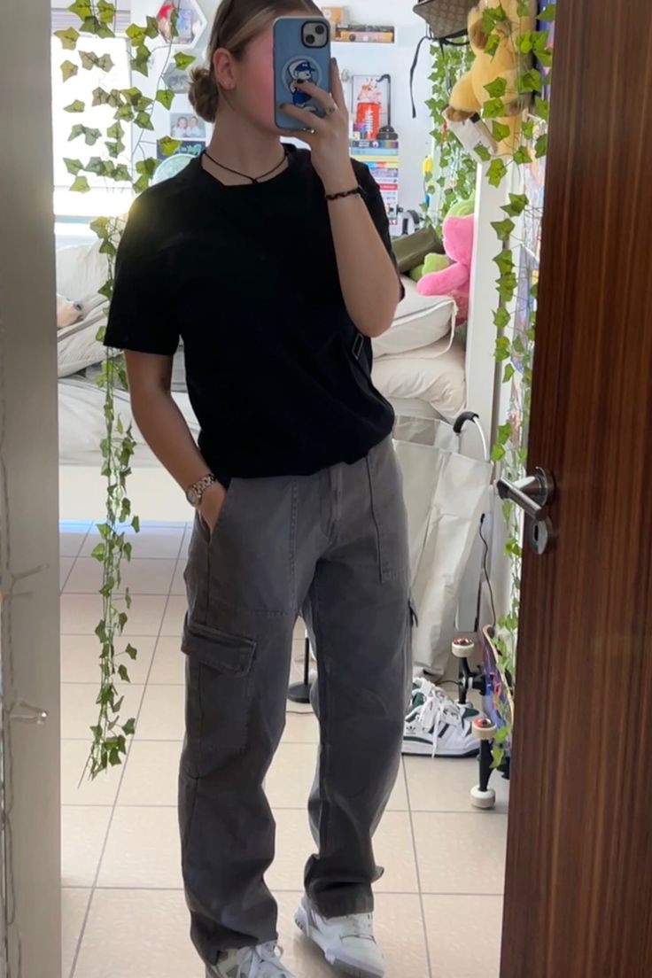 Lesbian Sweatpants Outfit, Tomboy Hourglass Outfits, Masc College Outfits, Tomboy Core Aesthetic, Lesbian Skater Outfits, Stem Clothing Style, Masc School Outfits, Athletic Tomboy Outfits, Fall Masc Outfits For Women