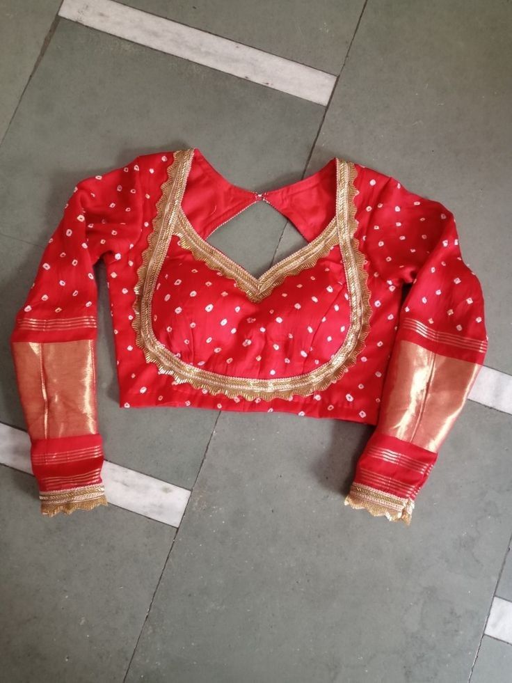 Bnarsi Sadi Blouse Design, Rajputi Blouse Pattern, Simple Choli Designs Latest, Bandhani Blouse Designs Latest, Bandhej Blouse Designs Latest, Bandhani Saree Blouse Designs Latest, Bandhani Blouse Pattern, Katpadar Saree Blouse Design, Bandhani Blouse Work